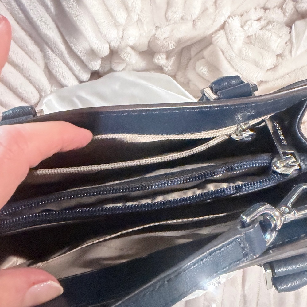 Like new Michael Kors Crossbody. Blue - Picture 4 of 5